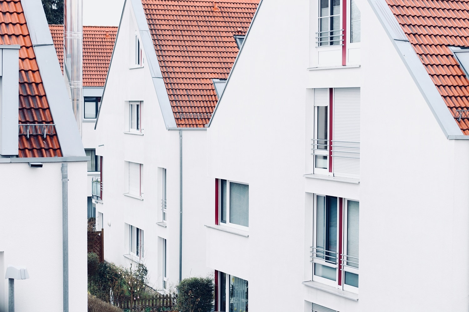 white-homes-together-red-roofs