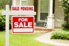 Pending for sale sign in front of a home