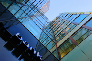 Mortgage Banks Vs. Commercial Banks – What’s The Difference?