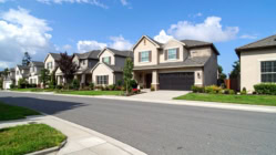 A nice line of houses with clean surroundings.